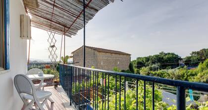 Cute apartment whit balcony.
