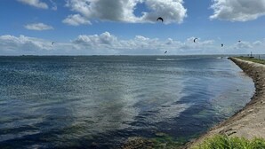 A coastal scene with clear skies and calm waters. - Apartment in Orth (Orth)