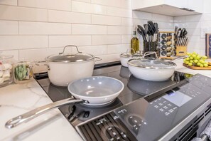 冰箱、微波炉、烤箱、炉灶