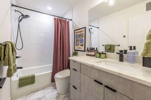 Dusche, Haartrockner, Handtücher, Seife