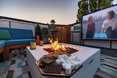 Rooftop Movie Theater | King Bed | Arcade | BBQ