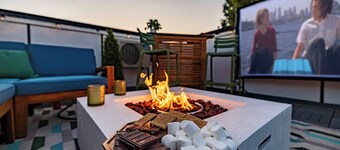 Rooftop Movie Theater | King Bed | Arcade | BBQ