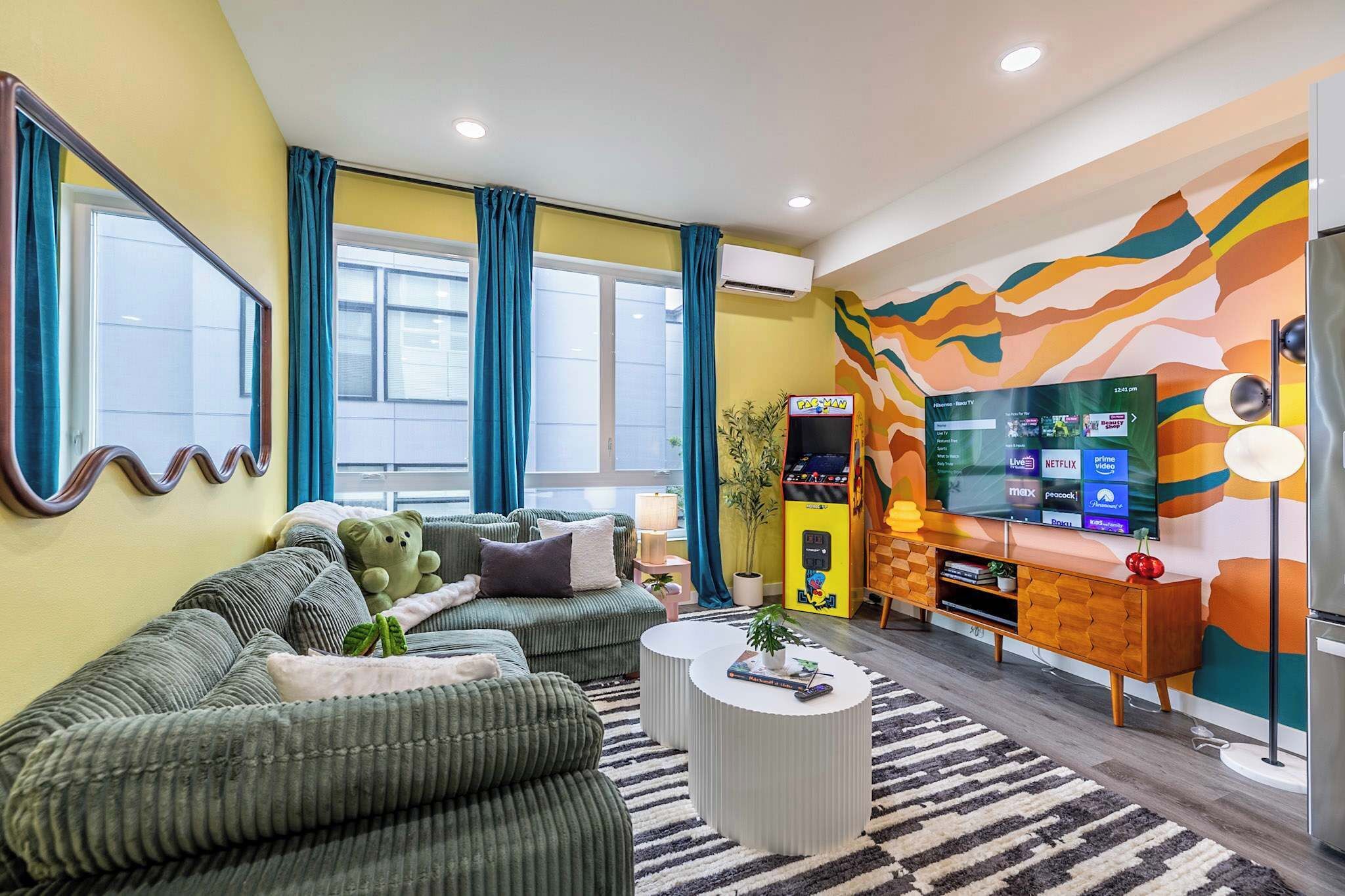 Televisie, boeken, een kantoor en een computerscherm