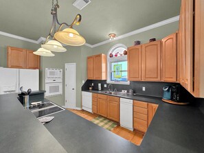 Een koelkast, een microgolfoven, een oven, een kookplaat