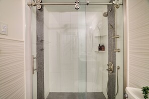 Shower, hair dryer, towels, soap - 3 Min Walk to Lake! Pool + Beach Passes Included! (Lake Harmony)