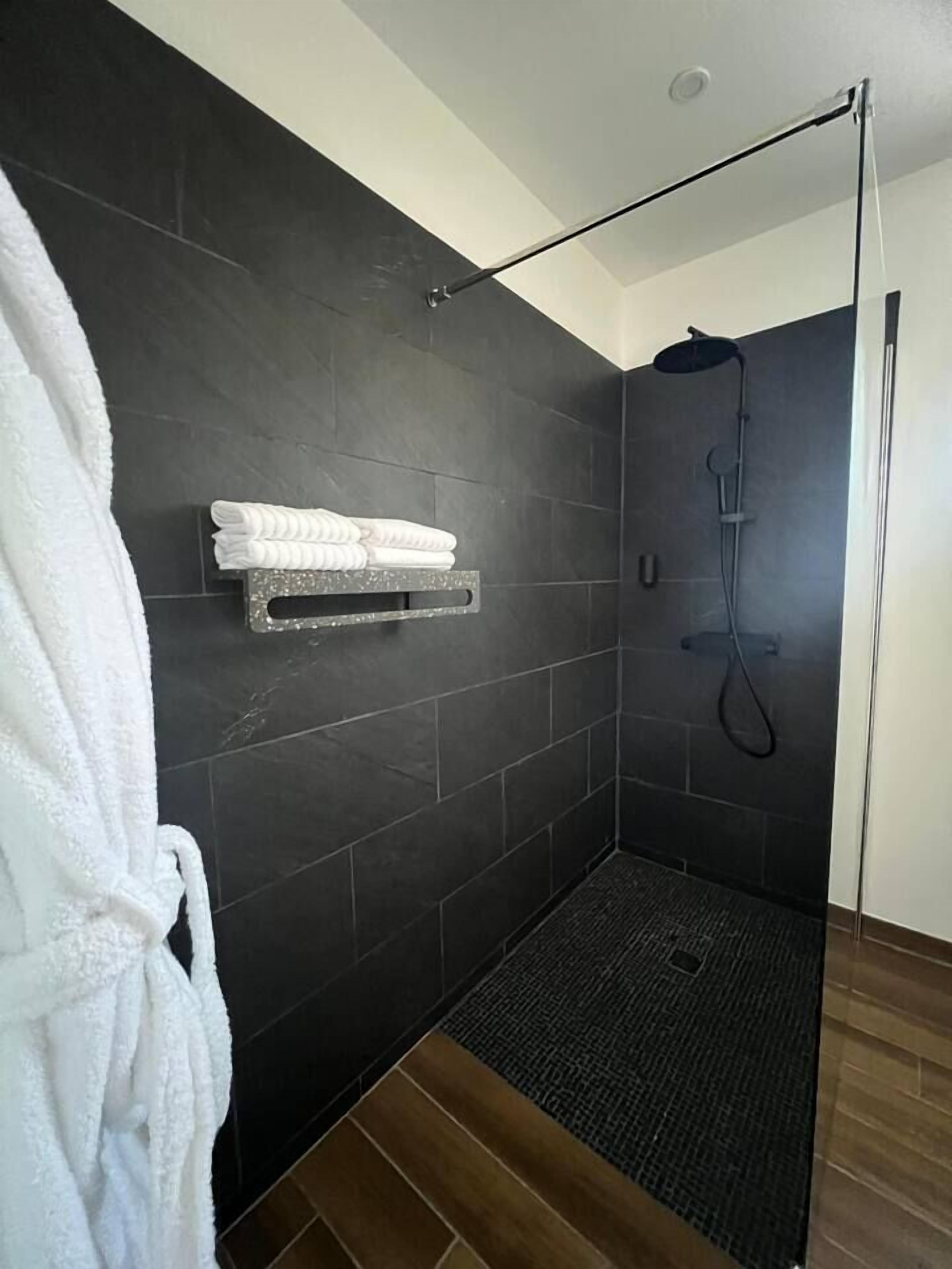 Hårføner og håndklær