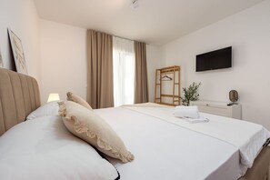3 bedrooms, iron/ironing board, free WiFi, bed sheets - Villa di Lago ZadarVillas (Vrana)