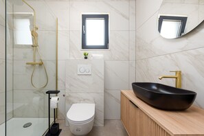 Een douche, een haardroger, handdoeken
