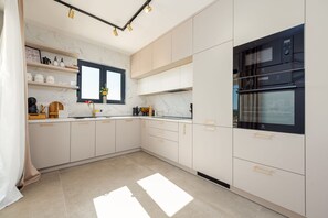 Een koelkast, een microgolfoven, een oven, een vaatwasser