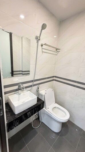 Superior-Apartment, Stadtblick | Minibar, kostenloses WLAN, Bettwäsche
