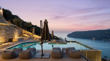 2 outdoor pools