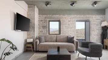 Exclusieve villa, uitzicht op zee | Woonruimte | Een 50-inch smart-tv met digitale zenders