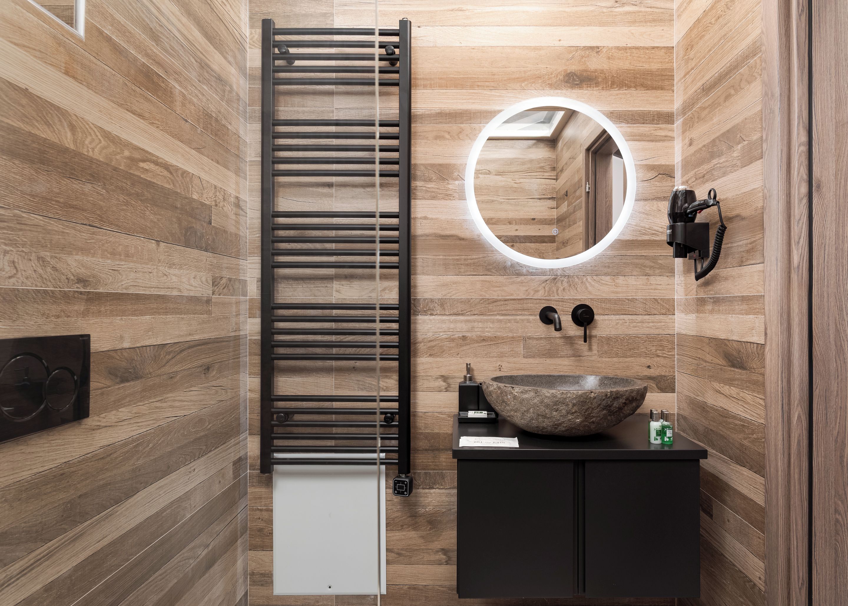 Villa Exclusive, vue mer | Salle de bain | Douche, douche à « effet pluie », articles de toilette écologiques