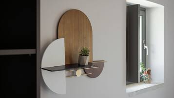 Un interior moderno con un diseño de estantería minimalista, una pared de acento de madera y vistas al exterior.