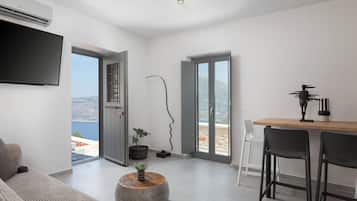 Apartamento clássico, vista para o mar | Área de estar | Smart TV 50 polegadas com canais digitais