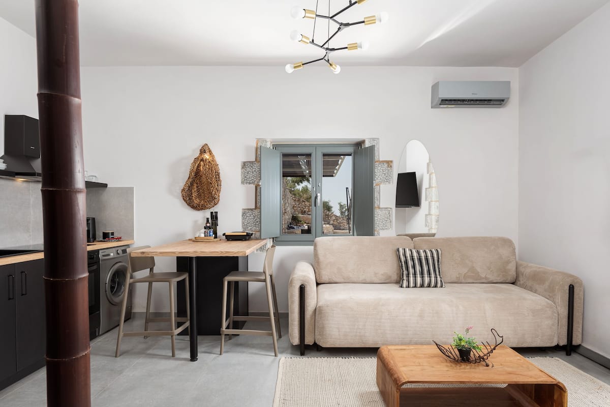 Signature appartement, uitzicht op zee | Woonruimte | Een 50-inch smart-tv met digitale zenders