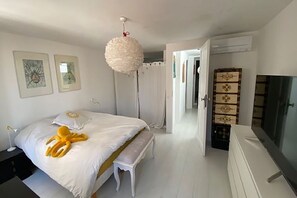 3 bedrooms, desk, iron/ironing board, free WiFi