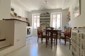 Een koelkast, een oven, een kookplaat, een vaatwasser