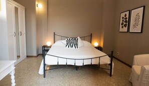 2 bedrooms, in-room safe, travel cot, free WiFi