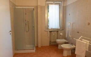 Douche, sèche-cheveux, bidet, serviettes fournies