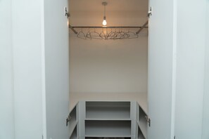 House | Iron/ironing board, free WiFi