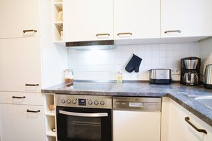 Mikrovågsugn, ugn, spishäll och diskmaskin