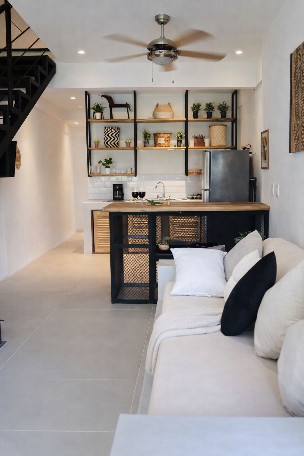 컴포트 아파트, 발코니, 정원 전망 | 거실 공간