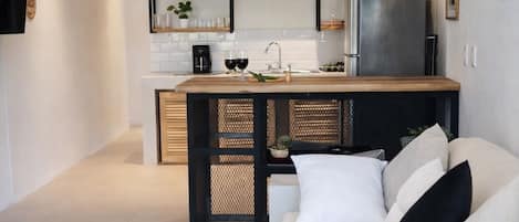 컴포트 아파트, 발코니, 정원 전망 | 거실 공간