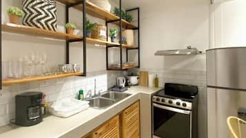 舒适公寓, 阳台, 花园景观 | 私人厨房 | 冰箱、微波炉、烤箱、炉灶