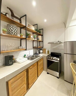 Apartamento conforto, sacada, vista para o jardim | Cozinha privada | Geladeira, micro-ondas, fogão, cooktop