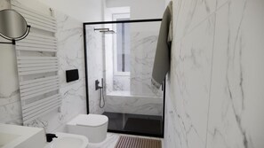 House, 2 Bedrooms, Smoking, Garden View | Bathroom amenities