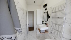 Ferienhaus, 2 Schlafzimmer, Raucher, Gartenblick | Badezimmer