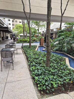 Una piscina al aire libre