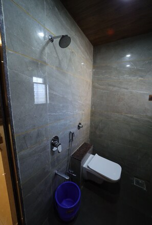 標準雙人房, 山景 | 浴室 | 淋浴設備、提供毛巾、番梘