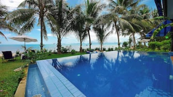 Vila, 3 quartos, para fumantes, piscina particular | Piscina | Piscina interna