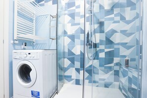Een douche, een haardroger, een bidet, handdoeken