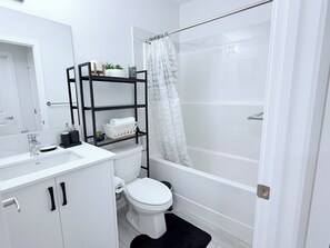 Séchoir à cheveux, serviettes fournies, savon, papier de toilette
