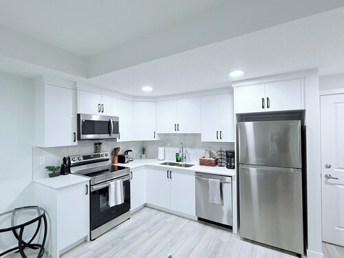 Charming Modern 2-bedroom suite in SW Calgary