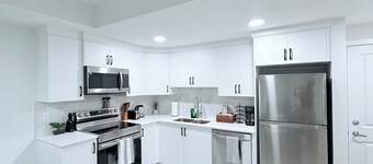 Charming Modern 2-bedroom suite in SW Calgary