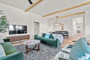 Älytelevisio, takka, kirjoja