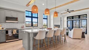 電子レンジ、オーブン、コンロ、食器洗い機