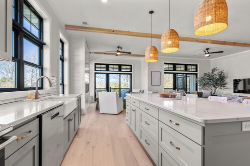 New Luxury Condo: Egg Harbor-Indoor Pool, Gym