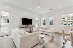 Televisie, een open haard en een kantoor