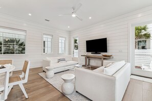 Televisie, een open haard en een kantoor