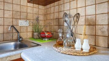 Apartment, 2 Bedrooms, Terrace, Pool View | Interior