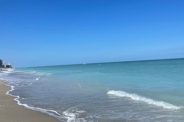 NĂ€ra stranden, solstolar och strandhanddukar