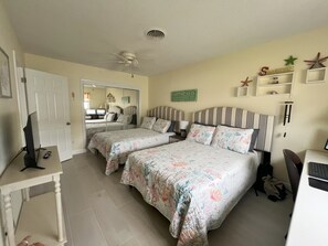 2 soverom, skrivebord, strykejern/-brett og reiseseng for barn