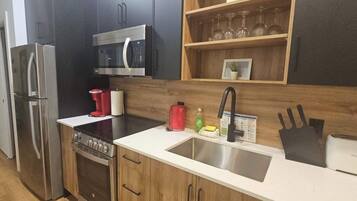 Kühlschrank, Mikrowelle, Ofen, Herdplatte