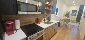 Een koelkast, een microgolfoven, een oven, een kookplaat