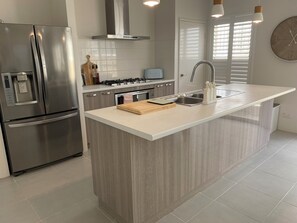 Mikrowelle, Ofen, Herdplatte, Geschirrspüler